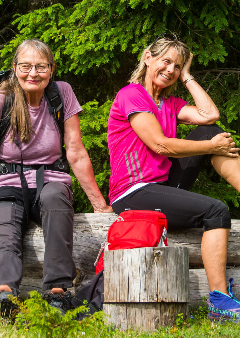 Stort bilde av folk rundt et bål
